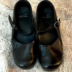 Dansko women’s Mary Jane shoe size 37. In great condition.